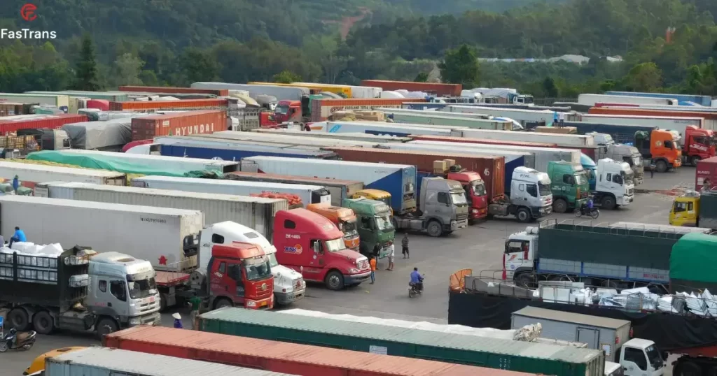 Hoat động giao nhận hàng hóa tại bãi Xuân Cương, Lạng Sơn
